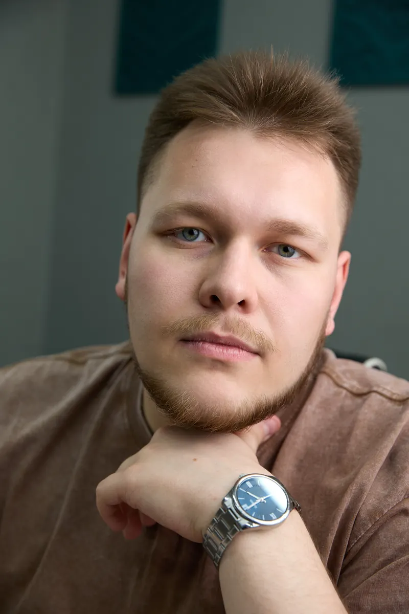 Короткая мужская стрижка с переходом и оформленной бородой